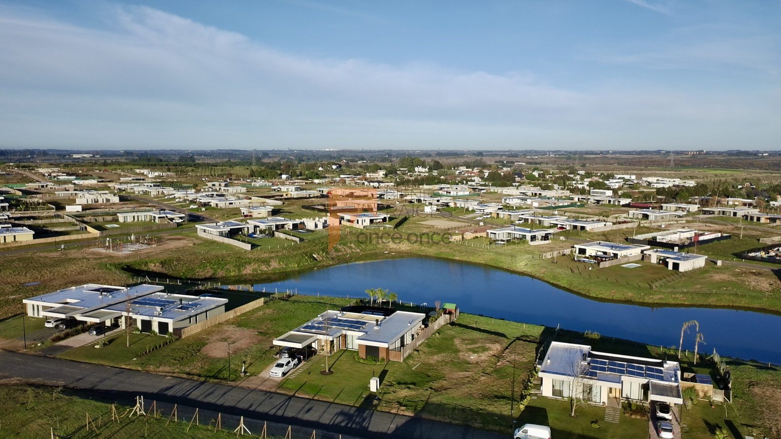 Vista aérea de La Juana con lagos y casas