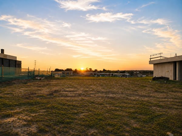 Lotes centrales en La Juana al atardecer