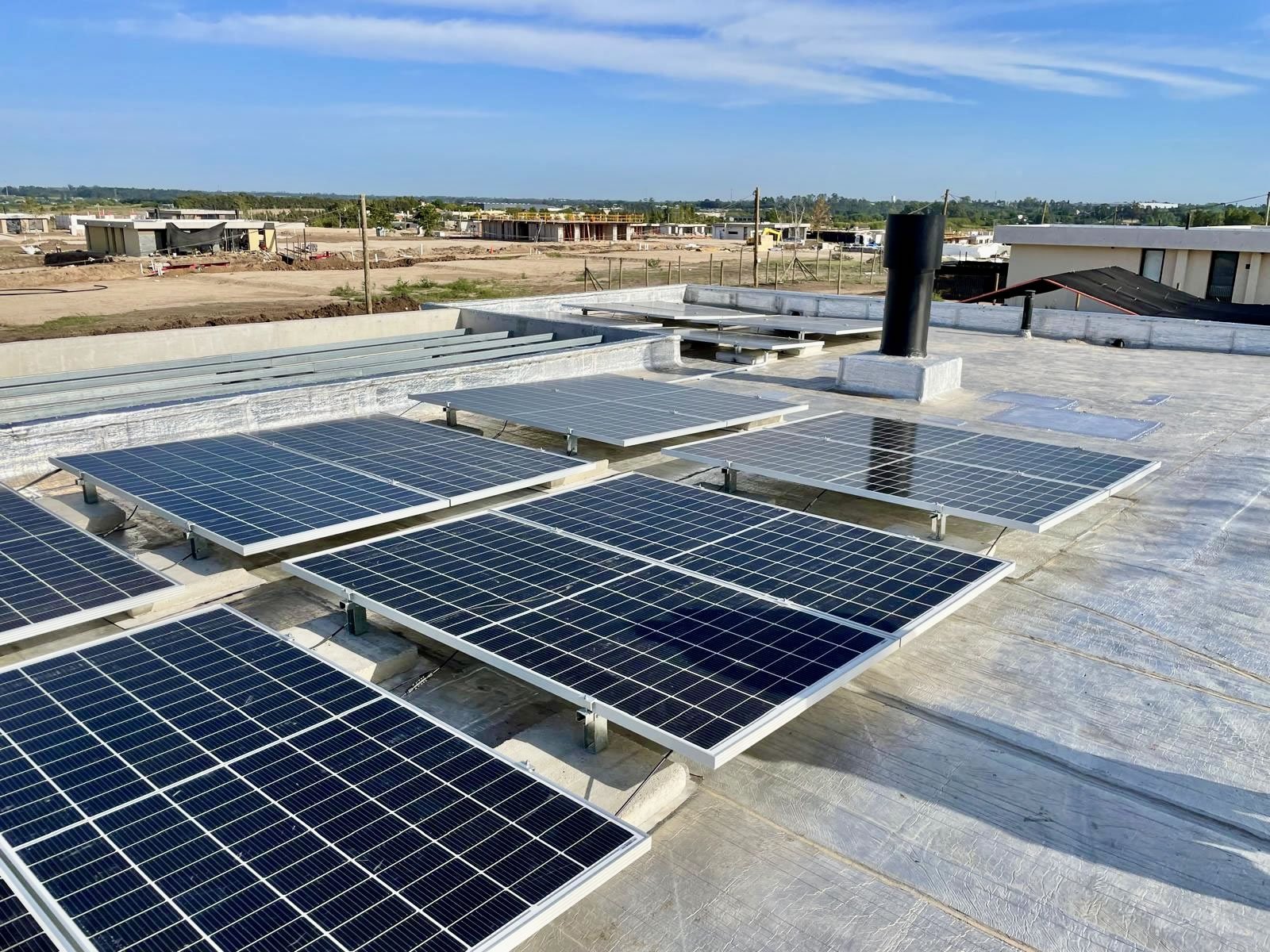 Paneles solares instalados en una casa de La Juana